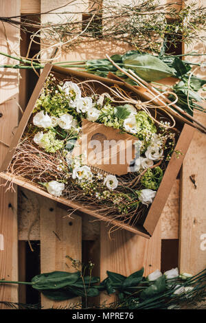 Arrangement de fleurs en boîte carton Banque D'Images