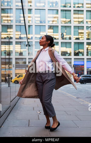 La mode Happy businesswoman Banque D'Images