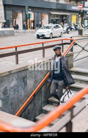 L'homme élégant dans la ville sur le rendez-vous Banque D'Images