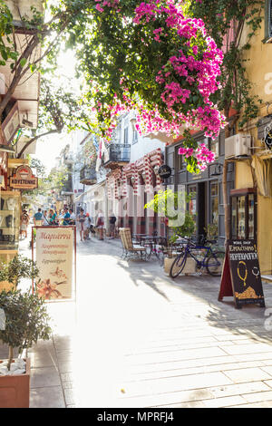 La Grèce, le Péloponnèse, l'Argolide, Nauplie, vieille ville, allée et de bougainvilliers en fleurs Banque D'Images