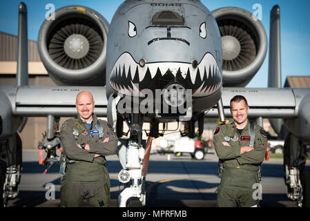 Le major Matthew Shelly, 23 inspections, directeur de l'aile gauche, et le Capitaine Christopher Shelly, 76e Escadron de chasse chef de normes et d'évaluations, posent pour une photo avec un A-10C Thunderbolt II, le 8 avril 2017, Moody Air Force Base, Ga. Les frères volaient en formation ensemble pour la première fois, l'accomplissement de leur rêve d'enfance tout en contribuant à l'intégration de la force totale, l'utilisation de plusieurs composants de l'Air Force, qui peut inclure le service actif, la réserve ou la garde. (U.S. Air Force photo par un membre de la 1re classe Lauren M. Sprunk) Banque D'Images