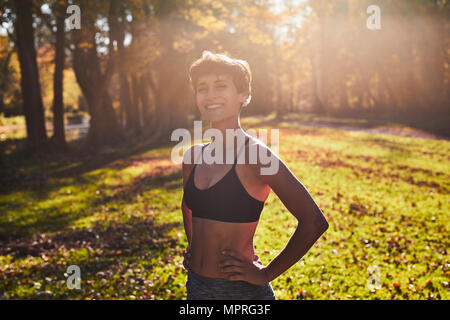 Mid adult woman à Forest Glade au cours de la formation Banque D'Images