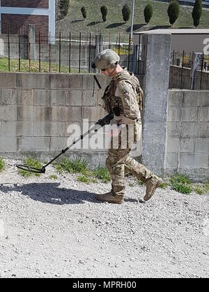 Tech. Le Sgt. Adam recherche Ana Piza simulation d'engins explosifs improvisés (IED) au cours de la neutralisation des explosifs et munitions (NEM) Formation au tir réel sur complexe Rodriguez le 12 avril 2017. Six équipes ont participé à deux personnes pour déterminer la meilleure équipe de neutralisation en Corée tout en maintenant leurs compétences pour "lutte ce soir." (U.S. Photo de l'armée par le capitaine Mayra Nañez, 210e Brigade d'artillerie de Affaires publiques) Banque D'Images