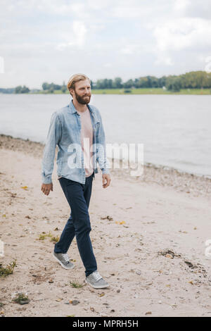 Allemagne, Düsseldorf, l'homme marche sur la plage Banque D'Images