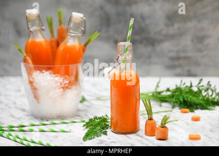 Le jus de carotte dans le marbre rafraîchissant Banque D'Images