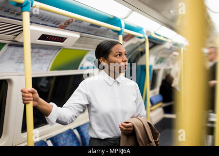 UK, Londres, Portrait of businesswoman dans le métro. Banque D'Images