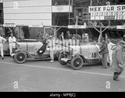 Deux Talbot 90 dans les stands au Grand Prix d'Irlande, Phoenix Park, Dublin, 1930. Artiste : Bill Brunell. Banque D'Images