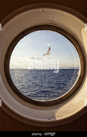 Sur la mer à travers un hublot Banque D'Images