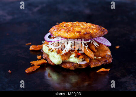 Faites de Veggie burger les beignets de pommes de terre, patates douces, de soja, de la viande et de la sauce barbecue rémoulade Banque D'Images