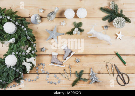 La guirlande d'articles de décoration, self-made-couronne de l'avent avec du vrai sapin vert, DIY, glitter deer, bougies boule de neige, patins, d'oiseaux, Noël baubl Banque D'Images