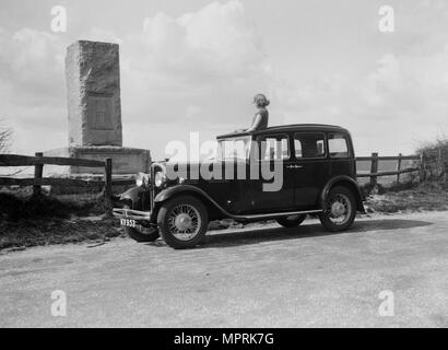 Seize Standard saloon à côté du monument de Cricket, Hambledon, Hampshire, 1930 Artiste : Bill Brunell. Banque D'Images