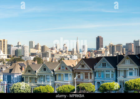 États-unis, Californie, San Francisco, belles dames, maisons victoriennes à Alamo Square et San Francisco Skyline avec Transamerica Pyramid Banque D'Images