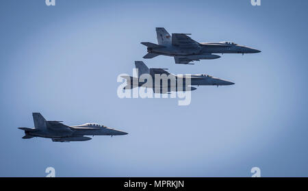 Océan Pacifique (11 avril 2017) Deux F/A-18C Hornet, affecté à l'escadron de combat interarmées de Stingers (VFA) 113, et un F/A-18E Super Hornet, affecté à l'Escadron de chasse de grève Redcocks (VFA) 22 voler en formation au-dessus du porte-avions USS Theodore Roosevelt (CVN 71). Theodore Roosevelt est en cours la réalisation d'une formation sur mesure la disponibilité du navire au large de la côte de Californie du Sud. Banque D'Images