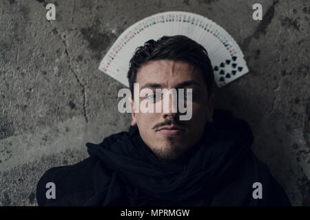 Portrait de magicien avec ventilateur de cartes olaying Banque D'Images