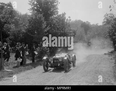 9 Riley Brooklands of Peter Whitehead, BOC Hill Climb, Chalfont St Peter, dans le Buckinghamshire, 1932. Artiste : Bill Brunell. Banque D'Images