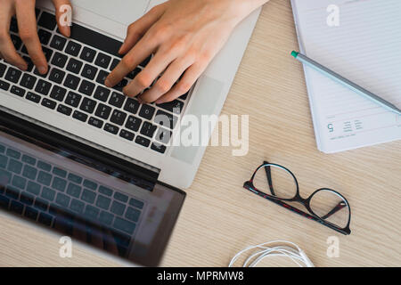 Close-up of woman using laptop on table Banque D'Images