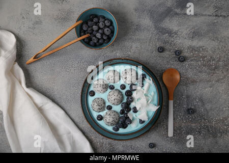 Smoothie bleu bol avec noix de coco râpée, les bleuets et fruit du dragon balls Banque D'Images