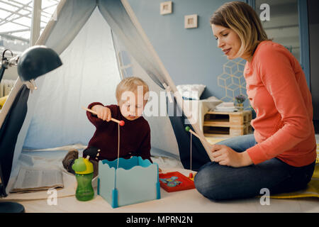 Mère jouant avec son bébé Banque D'Images