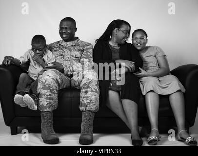 Le chef de l'US Air Force Master Sgt. Henry Hayes, l'Air Combat Command premier sergent, pose pour une photo avec sa famille à Joint Base Langley-Eustis, en Virginie, le 27 mars 2017. Hayes et son épouse, Stéphanie, fournir des services de placement pour les enfants, qui les a menés à l'adoption de deux de leurs enfants. (U.S. Air Force photo/Le s.. Natasha Stannard) Banque D'Images