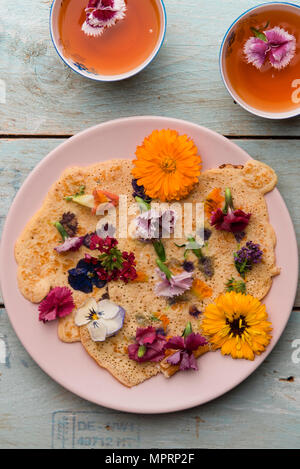 Crêpes de fleurs comestibles, fleurs de courge, de Calendula, Chamaemelum nobile, Dianthus, Taraxacum officinale, alto, Rosmarinus officinalis sur bambou p Banque D'Images