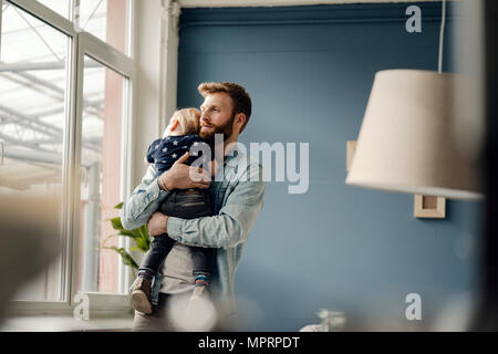 Père de passer du temps avec son fils à la maison Banque D'Images