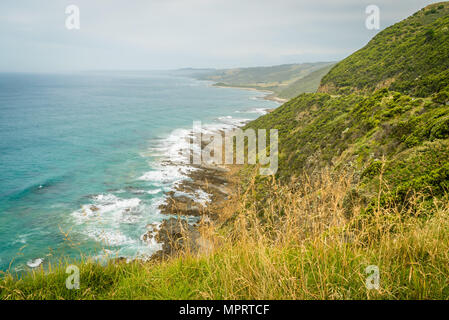 Paysage spectaculaire de la Great Ocean Road sur un jour nuageux Banque D'Images