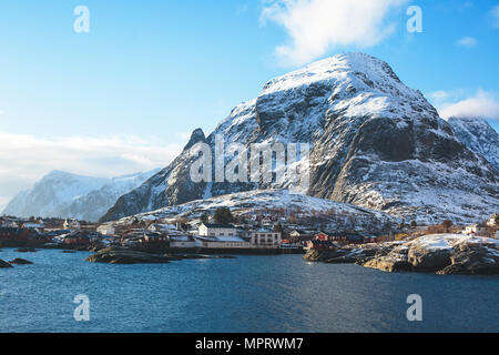 Grand-angle super belle neige d'hiver sur un village de pêcheurs, la Norvège, îles Lofoten, avec ligne d'horizon, montagnes, célèbre village de pêche avec red f Banque D'Images