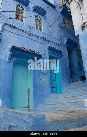 Portes bleues typiques dans les rues de Rif, Maroc Banque D'Images