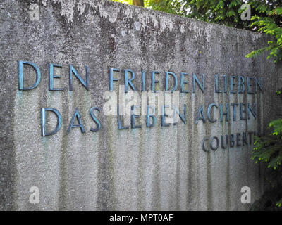 Berlin-Grünau. L'Allemagne. Den Frieden Lieben, Das Leben Achten/ au service de la paix, le respect de la vie" [Coubertin]' Inscription sur la plaque érigée à la Régate olympique 1936 Frühregatta site, Samedi 30/04/2011 [crédit obligatoire ; Peter Spurrier.] Banque D'Images