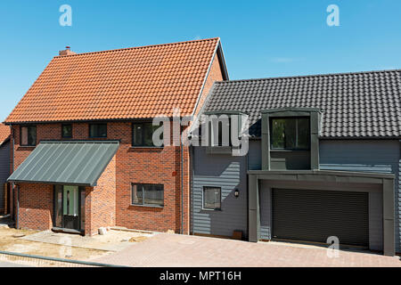 Les maisons construites récemment construit sur un champ brun site, Ufford, Suffolk, UK. Banque D'Images