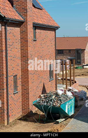 Les maisons construites récemment construit sur un champ brun site, Ufford, Suffolk, UK. Banque D'Images