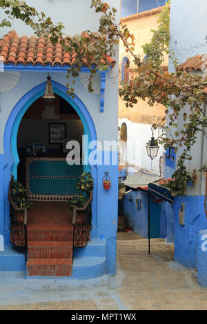 Belle rue de la Médina de Chefchaouen, Maroc Banque D'Images