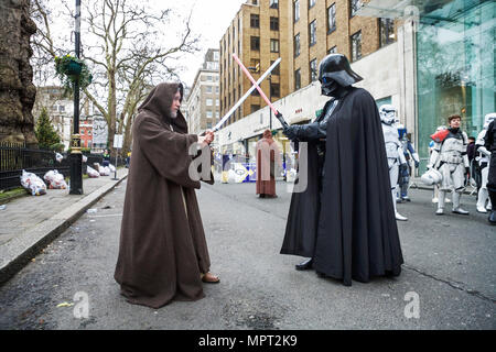 Personnages Star Wars Darth Vader et Obi-Wan Kenobi, Londres UK. Banque D'Images