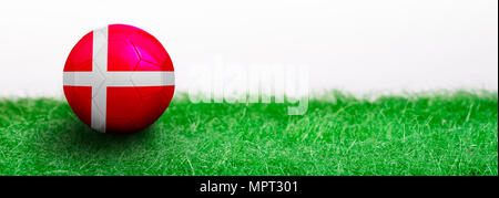 Vue panoramique de l'herbe verte isolée sur fond blanc et marqué d'un ballon de football. Danemark Banque D'Images