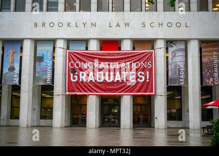 Une bannière accroché à l'entrée de la Brooklyn Law School à Brooklyn à New York félicite leurs diplômés sur Samedi, 19 mai, 2018. (© Richard B. Levine) Banque D'Images