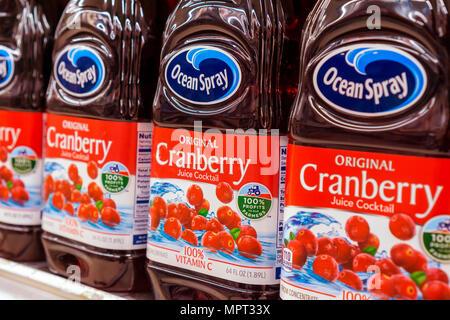 Bouteilles de marque Ocean Spray de jus de canneberges coopérative est vu dans un supermarché de New York Lundi, 21 mai 2018. Le département américain de l'Agriculture propose un règlement sur le volume de la canneberge produit par les agriculteurs pour 2018-2019 les cultures. La régulation du volume saisonnier permettrait de réduire l'engorgement de la canneberge sur le marché. (Â© Richard B. Levine) Banque D'Images