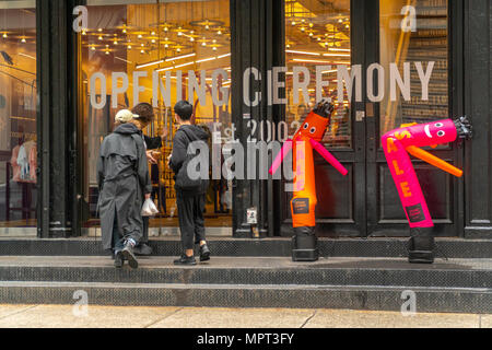 Cérémonie d ouverture magasin de vêtements sur Howard Street, juste au nord de Canal Street, à New York, le jeudi 17 mai 2018. En dépit de l'omniprésence des commerçants vendant des produits contrefaits et schlock le territoire autour de Canal Street est signalé à être l'objet d'une sorte d'embourgeoisement que quelques détaillants haut de gamme d'emménager. Howard Street, à l'extrémité sud de Soho a eu un certain nombre de boutiques peuplant son patrimoine immobilier des années.(© Richard B. Levine) Banque D'Images