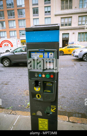 Un munimeter dans le quartier de Chelsea, New York informer les automobilistes les automobilistes permettant de payer par cartes de débit et de crédit à l'aérosol places le jeudi 17 mai 2018. Le ministère des Transports de New York a annoncé aujourd'hui que les taux des parcomètres va augmenter d'ici la fin de l'année. (Â© Richard B. Levine) Banque D'Images