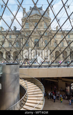 Musée du Louvre vu de l'intérieur de la pyramide, Paris, France Banque D'Images