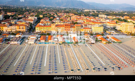 Vue aérienne d'une plage privée de la Versilia, 20 km de littoral en Toscane Banque D'Images