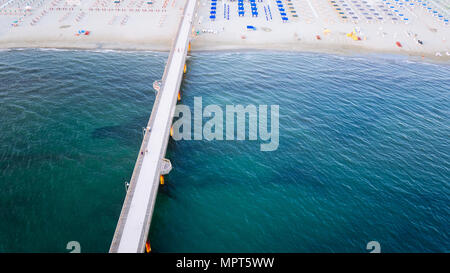 Vue aérienne de l'embarcadère de Pietrasanta en Italie, le littoral de la toscane est appelée la Versilia, Italie Banque D'Images