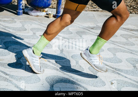 Arrière-plan de sport. Pieds d'exécution sur Road Runner libre sur ses chaussures. Banque D'Images