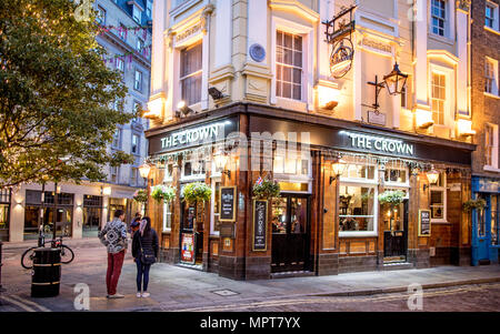 La nuit, le Pub Crwn Seven Dials London UK Banque D'Images