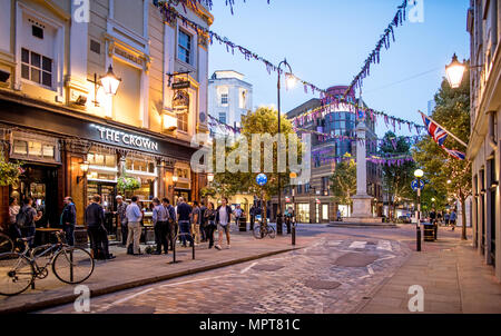 Le Crown Pub de nuit Le Seven Dials London UK Banque D'Images