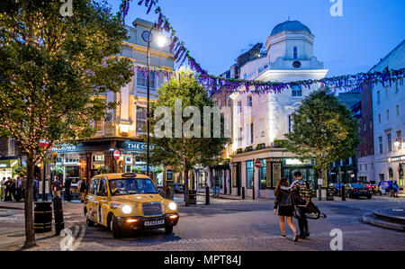 La nuit, le Pub Crwn Seven Dials London UK Banque D'Images