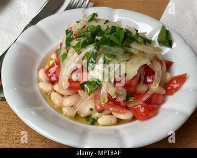 Haricot turc Piyaz salade avec les oignons et les tomates. Aliments biologiques traditionnelles. Banque D'Images