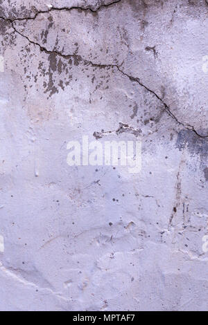 Vieux mur de plâtre blanc sécheresse fissurée texture background. Banque D'Images