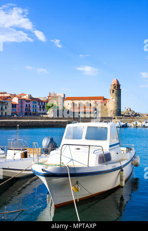 COLLIOURE, FRANCE - Le 5 juillet 2016 : Bateaux contre Notre-Dame-des-Anges en petit et pittoresque village de Colliure, près de Perpignan au sud de la France Banque D'Images