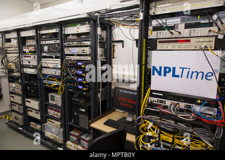 Des ordinateurs reliés à l'horloge atomique au NPL et autres horloges atomiques. National Physical Laboratory, Teddington. UK. (97) Banque D'Images