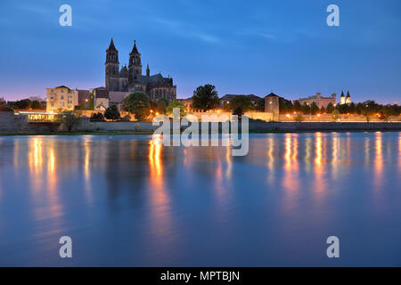 Vue sur la ville avec la Cathédrale de Magdebourg au bord du fleuve Elbe, crépuscule, Magdebourg, Saxe-Anhalt, Allemagne Banque D'Images